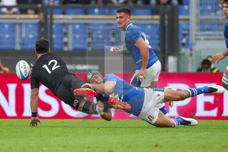 Autumn Nations Series 2021, Roma, Stadio Olimpico, 6-11-2021, Italia vs Nuova Zelanda.   Juan Ignacio Brex placca Quinn Tupaea. Foto:Roberto Bregani/Fotosportit