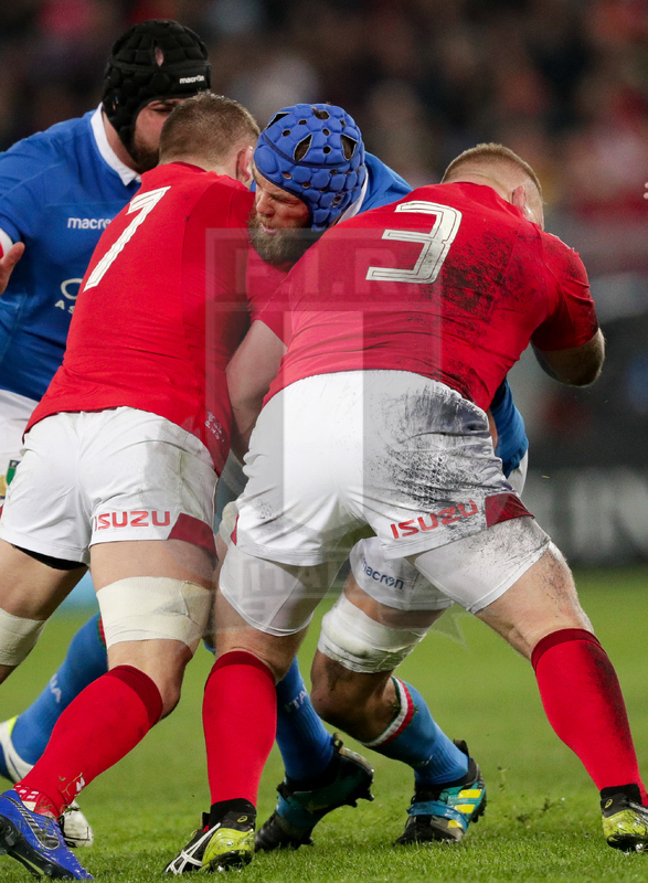 Guinness Sei Nazioni 2016, Round 2, Roma, Stadio Olimpico, 9/02/2019, Italia v Galles. Una carica di Dean Budd su Thomas Young (sin) e Samson Lee. Foto Roberto Bregani/Fotosportit