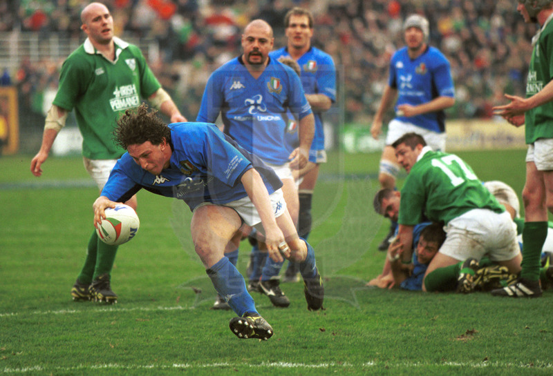 2002 Lloyds TSB Six Nations, Roma, stadio Flaminio 03/02/2001, Italia v Irlanda, la meta di Mauro Bergamasco. Foto Daniele Resini/Fotosportit