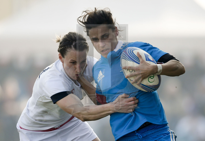 RBS 6 Nazioni Femminile 2014, Rovato (BS), Stadio Giulio e Silvio Pagani, 16-03-2014, Italia v Inghilterra. Sara Barattin tenta di sfuggire al placcaggio di Natasha Brennan. Foto: Roberto Bregani