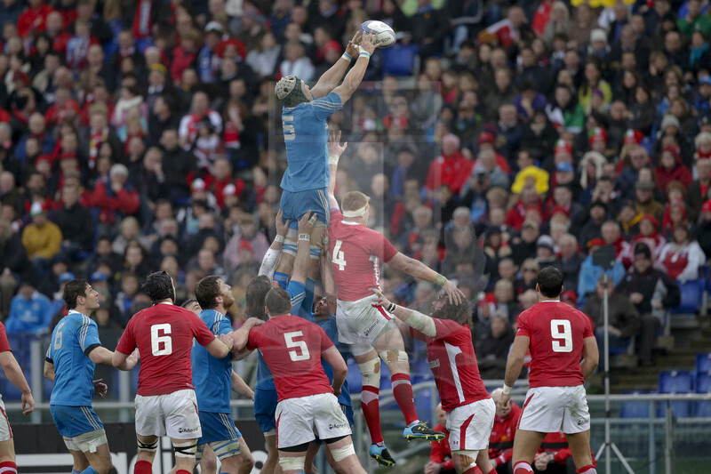 RBS 6 Nazioni 2013, Roma, Stadio Olimpico, 23-02-2013, Italia v Galles. Francesco Minto in touche