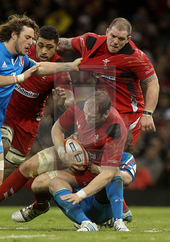 Sei Nazioni 2014, Cardiff. Millennium Stadium, 01/02/2014. Galles v Italia, Alun Win Jones placcato a terra da Bergamasco. Furno se la vede con James.