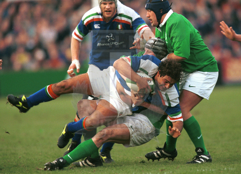 Lloyds TSB Sei Nazioni 2000, Round 3, Dublino, Lansdowne Road 04/03/2000, Irlanda v Italia, Andrea De Rossi portato a terra. Foto Daniele Resini/Fotosportit
