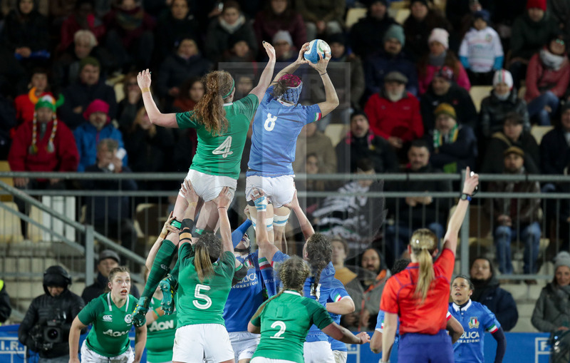 Guinness Sei Nazioni 2019 Donne, Round 3, Parma, Stadio Lanfranchi, 23/02/2019, Italia Donne v Irlanda Donne. Elisa Giordano guadagna palla in touche contro Aoife McDermott. Foto Roberto Bregani/Fotosportit