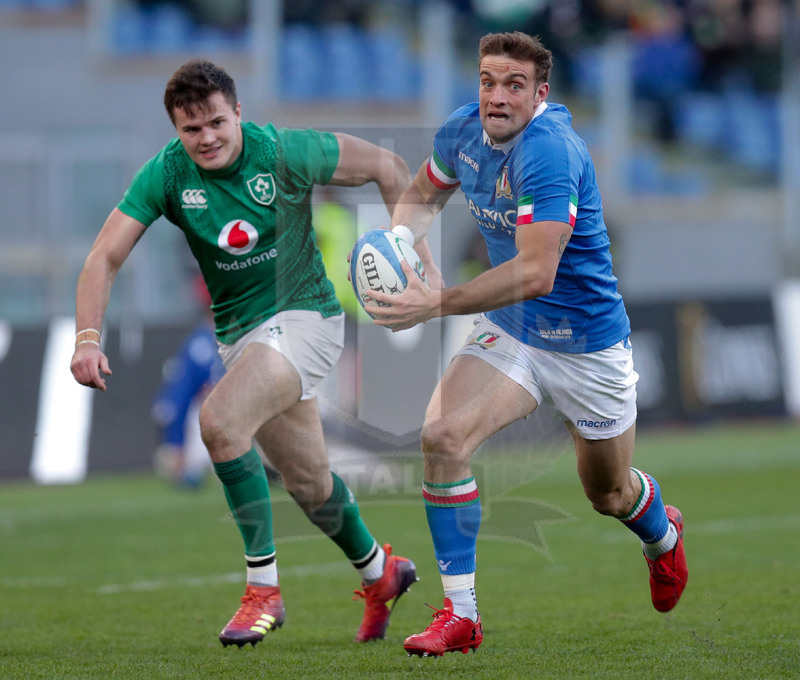 Guinness Sei Nazioni 2019, Round 3, Roma, Stadio Olimpico, 24/02/2019, Italia v Irlanda. Edoardo Padovani inseguto da, Jacob Stockdale, attacca lo spazio difeso da Rob Kearney. Foto Roberto Bregani/Fotosportit