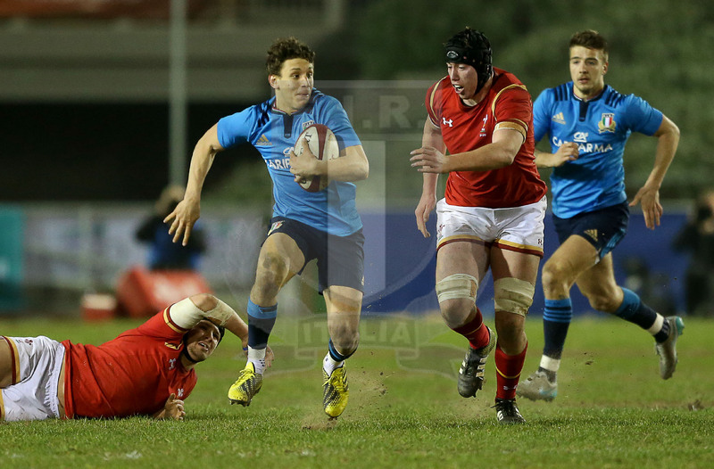 RBS 6 Nazioni U20 2016, Parc Eirias, Colwyn Bay,18-03-2016, Galles U20 v Italia U20. Matteo Minozzi trova un varco nella difesa gallese. Foto: Chris Fairweather/Huw Evans Agency @ Fotosportit