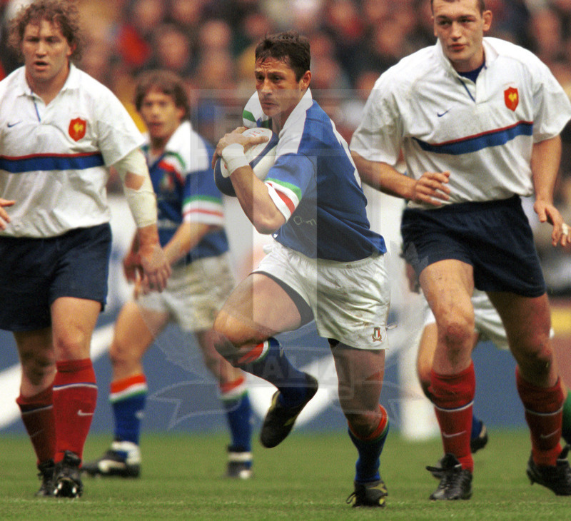 Lloyds TSB Sei Nazioni 2000, Round 5, Parigi, Stade de France 01/04/2000, Francia v Italia, break di Luca Martin verso la meta. Foto Daniele Resini/Fotosportit