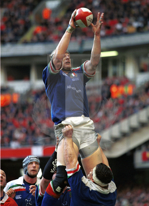 Lloyds TSB Sei Nazioni 2000, Round 2, Cardiff, Millennium Stadium 19/02/2000, Galles v Italia, presa a due mani in touche di Carlo Checchinato. Foto Daniele Resini/Fotosportit