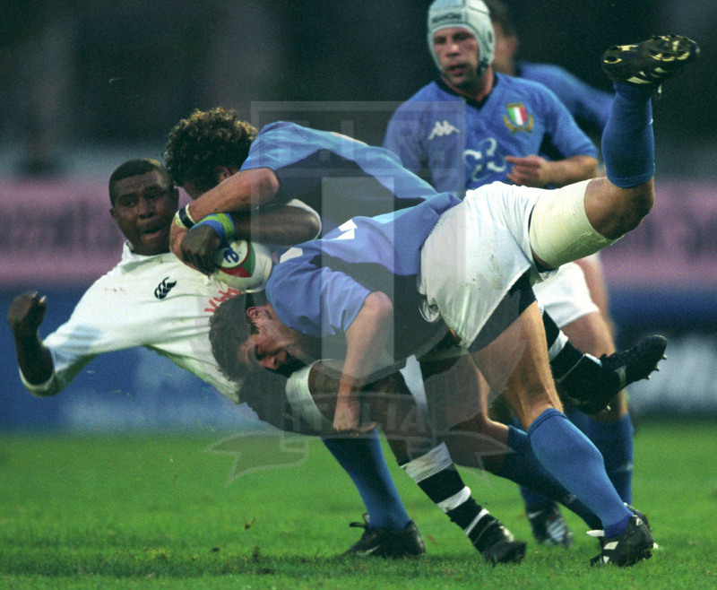 Jaguar Test Match 2001, Treviso, stadio Monigo 10/11/2001, Italia v Fiji, feroce pressione difensiva di Pozzebon e Persico. Foto Daniele Resini/Fotosportit