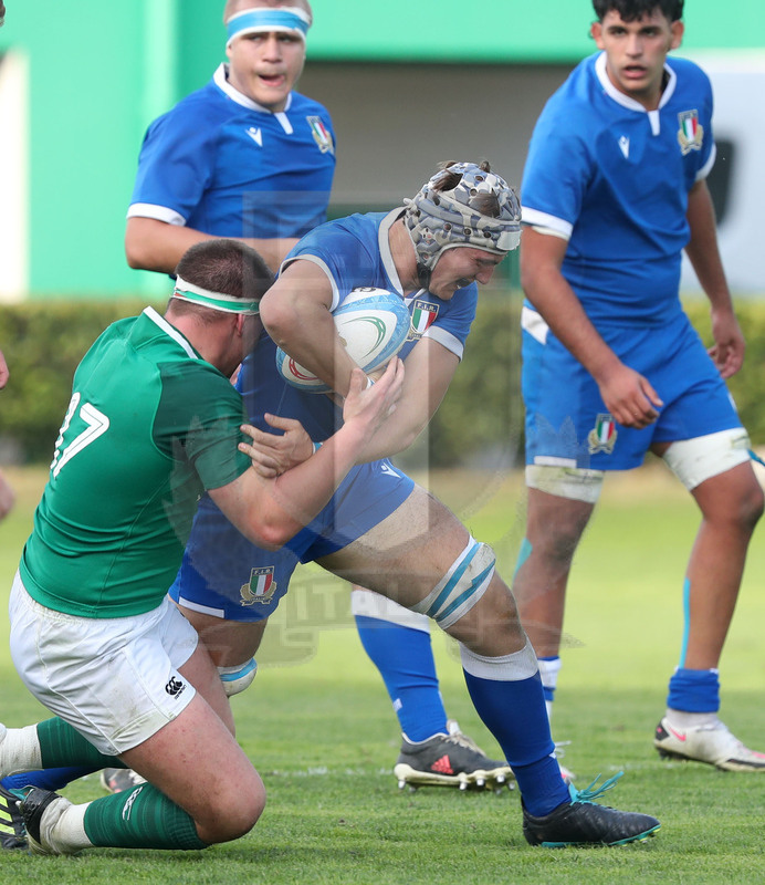 Test match U18, Trviso, stadio di Monigo, Italia U18 v Irlanda U18, Crepaldi cerca di resistere a un placcaggio. Foto Daniele Resini/Fotosportit