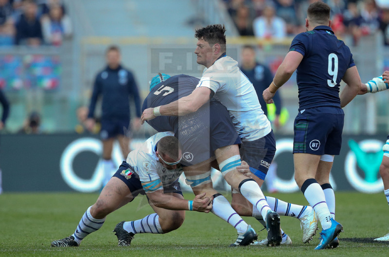 Guinness Sei Nazioni 2020, Round 3, Roma, Stadio Olimpico, 22/02/2020, Italia v Scozia. Scott Cummings placcato da Alessandro Zanni e Andre Lovotti. Foto Roberto Bregani/Fotosportit
