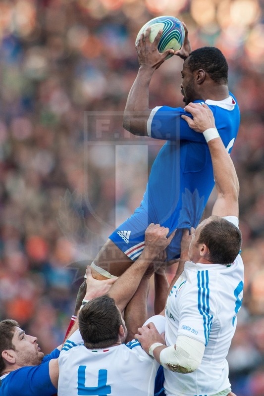 Ouedraogo in touche contrastato da Parisse