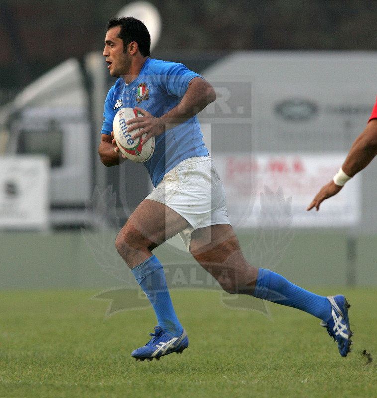 Test match 2005, Prato, stadio Chersoni 12/11/2005, Italia v Tonga, una corsa di Cristian Stoica. Foto Daniele Resini/Fotosportit