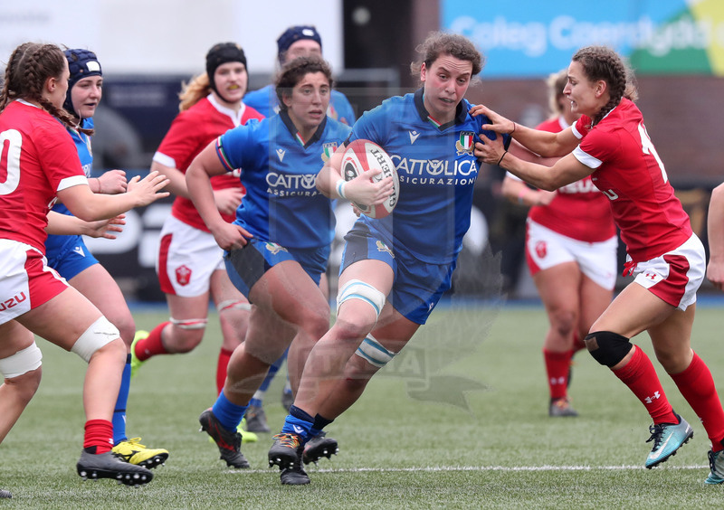 Guinness Sei Nazioni Donne 2020, Cardiff, Arms Park 02/02/2020 Galles Donne v Italia Donne, Valeria Fedrighi con Silvia Turani in sostegno. Daniele Resini/Fotosportit