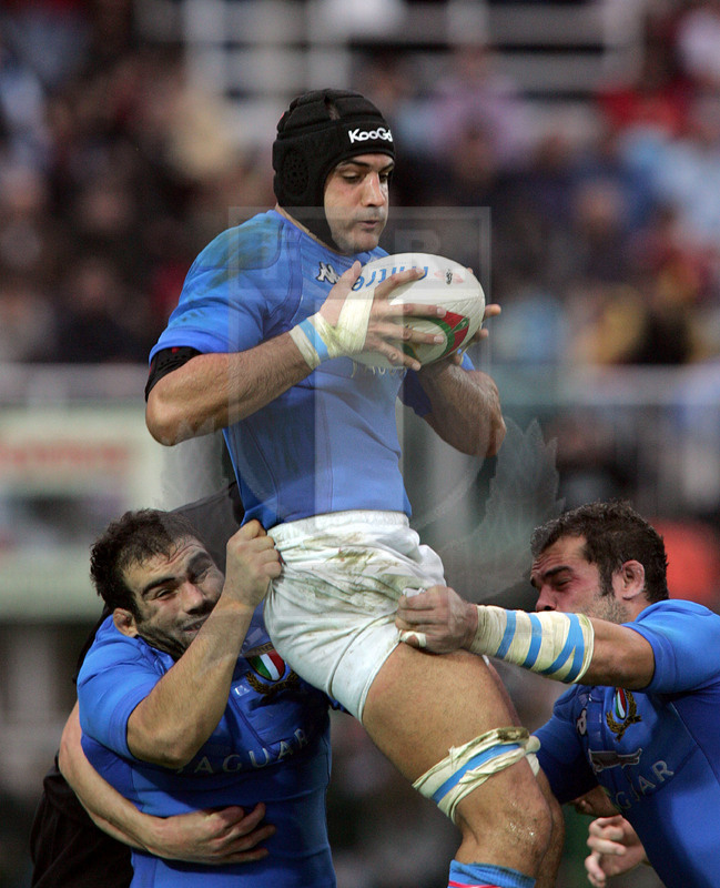 Jaguar Test match 2004, Roma, stadio Flaminio 13/11/2004, Italia v Nuova Zelanda, Marco Bortolami sostenuto in touche da Perugini e Ongaro. Foto Daniele Resini/Fotosportit