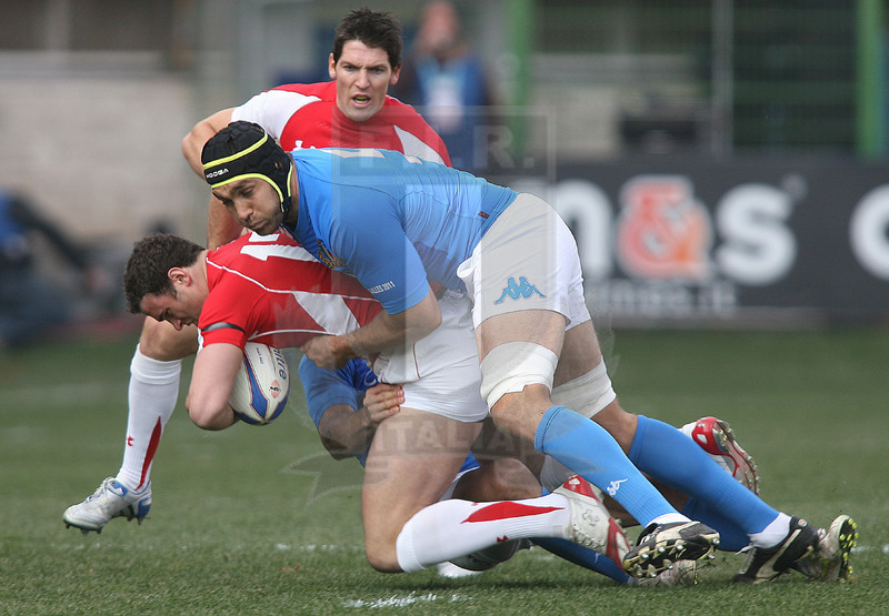 Rbs Sei Nazioni 2011, Roma, stadio Flaminio 26/02/2011, Italia v Galles, Quintin Geldenhuys porta a terra Mike Phillips. Daniele Resini/Fotosportit