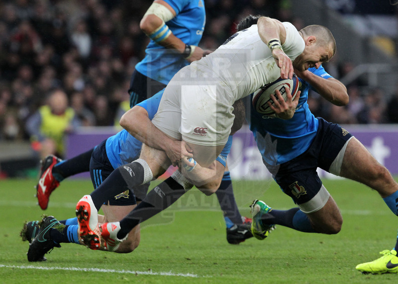RBS Sei Nazioni 2017, Londra, Twickenham 26/02/2017, Inghilterra v Italia, doppio placcaggio su Mike Brown. Foto daniele Resini/Fotosportit