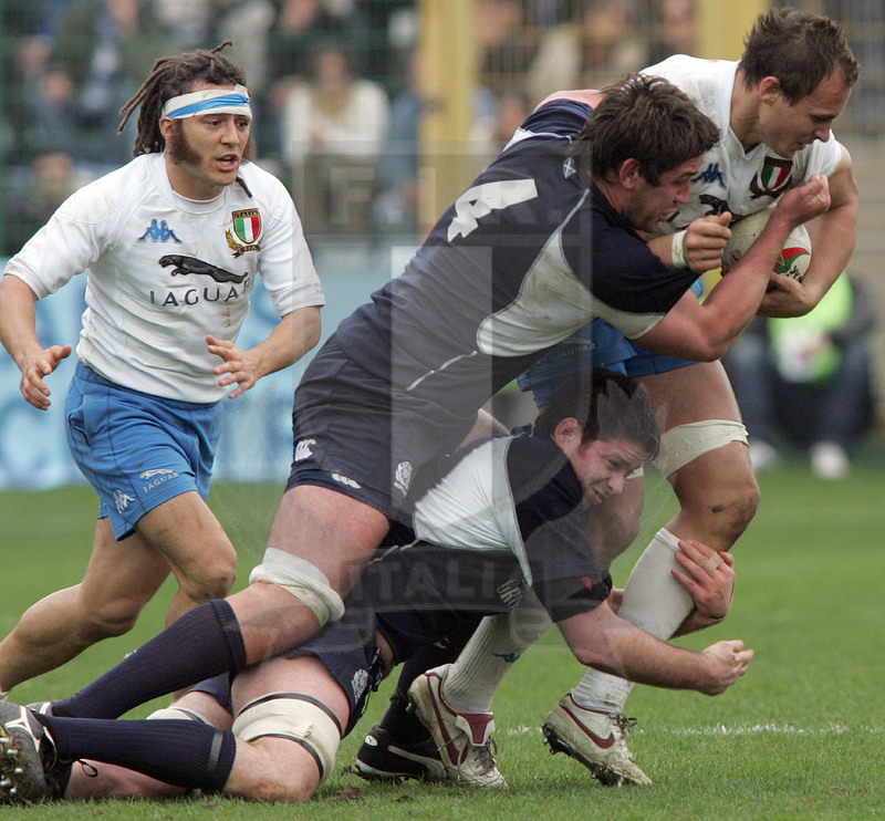 Rbs Sei Nazioni 2006, Roma, stadio Flaminio 18/03/2006, Italia v Scozia, Sergio Parisse preso da Hines e Moore. Foto Daniele Resini/Fotosportit