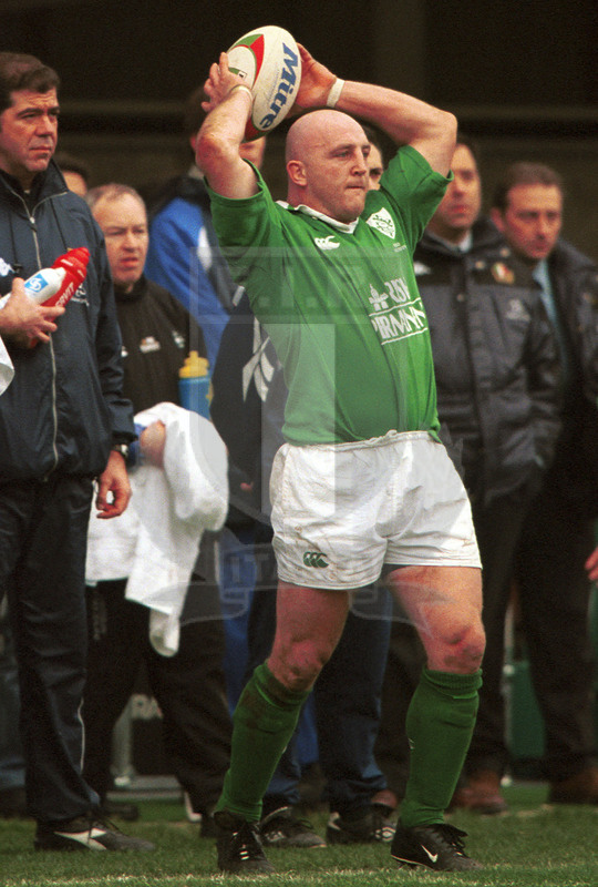 2002 Lloyds TSB Six Nations, Roma, stadio Flaminio 03/02/2001, Italia v Irlanda, il tallonatore Wood al lancio. Foto Daniele Resini/Fotosportit