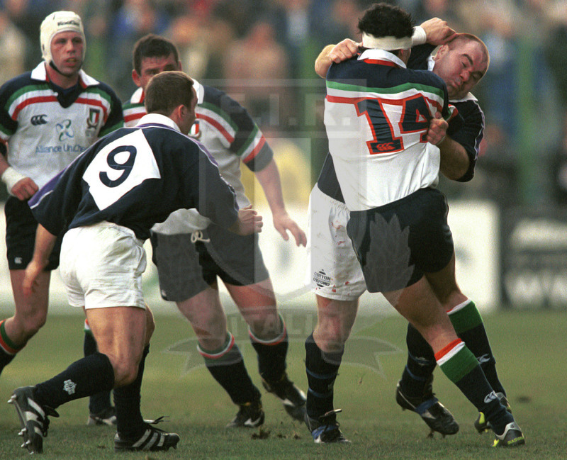 Lloyds TSB Sei Nazioni 2000, Round 1, Roma, stadio Flaminio 05/02/2000, Italia v Scozia, palla contesa da Gordon Simpson e Denis Dallan. Foto Daniele Resini/Fotosportit