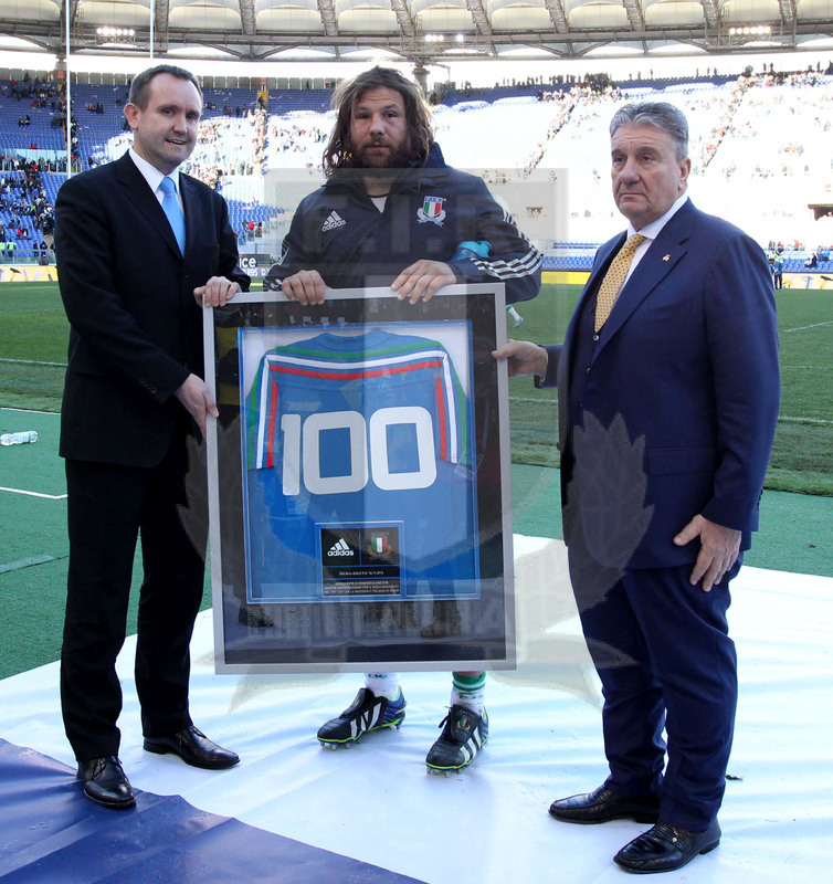 RBS Sei Nazioni 2014, Roma, stadio Olimpico 22/02/2014, Italia v Scozia, la consegna della maglia numero 100 a Castrogiovanni. Foto Daniele Resini/Fotosportit