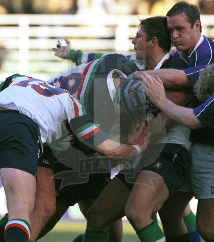 Lloyds TSB Sei Nazioni 2000, Round 1, Roma, stadio Flaminio 05/02/2000, Italia v Scozia, Luca Martin difende palla con Visser in sostegno. Foto Daniele Resini/Fotosportit