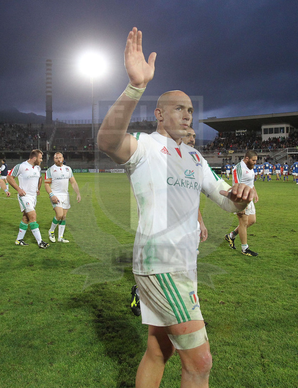 Cariparma test match 2014, Ascoli Piceno 08/11/2014, Italia v Samoa, Sergio Parisse saluta il pubblico nel giro di campo alla fine del match.