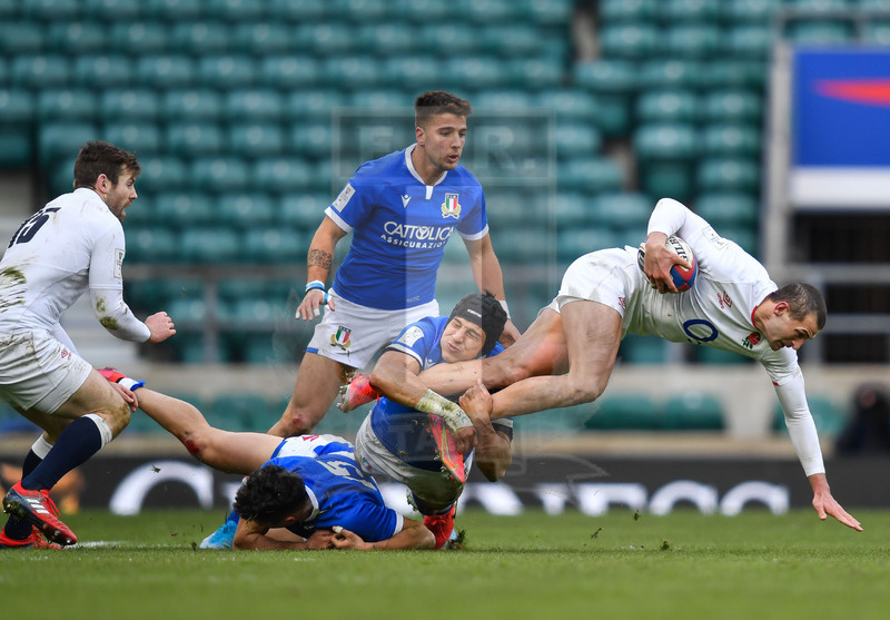 Guinness Sei Nazioni 2021, Round 2, Londra, Twickenham 13/02/2021, Inghilterra v Italia, placcaggio alle caviglie di Ignacio Brex su Johnny May. Foto Graig Thomas/Fotosportit
