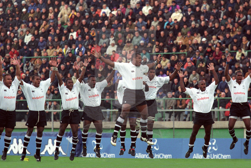 Jaguar Test Match 2001, Treviso, stadio Monigo 10/11/2001, Italia v Fiji, i figiani eseguono la Cibi. Foto Daniele Resini/Fotosportit