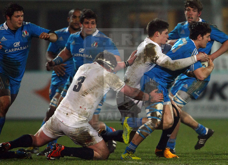 Sei Nazioni U20 2013, Northampton 08/03/2013, Inghilterra U20 v Italia U20, Michele Campagnaro fermato dai difensori inglesi.