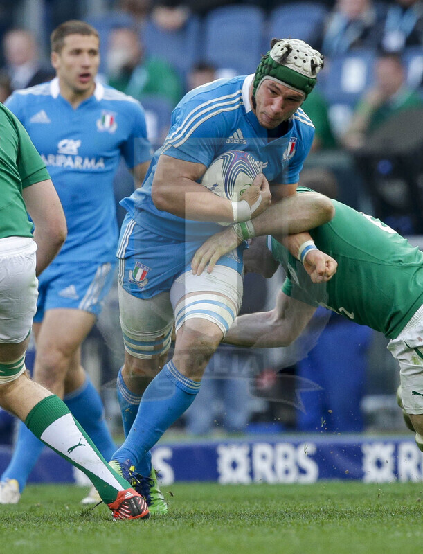 RBS 6 Nazioni 2013, Roma, Stadio Olimpico, 16-03-2013, Italia v Irlanda. Francesco Minto tenta di forzare il placcagio di un avversario