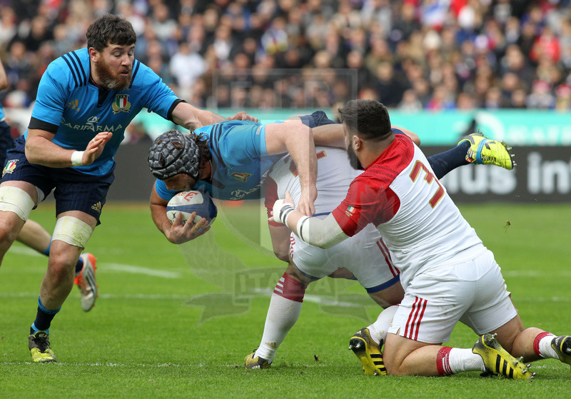 Rbs Sei Nazioni 2016, round 1, Parigi, Stade de France 06/02/2016, Francia v Italia, Marco Fuser placcato da Ben Arous. Accorre Biagi. Foto Daniele Resini/Fotosportit