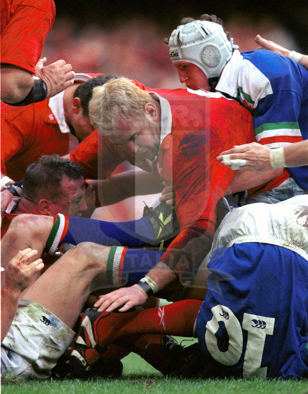 Lloyds TSB Sei Nazioni 2000, Round 2, Cardiff, Millennium Stadium 19/02/2000, Galles v Italia, Scott Quinnell lotta in un raggruppamento. Alle sue spalle, Mauro Bergamasco. Foto Daniele Resini/Fotosportit