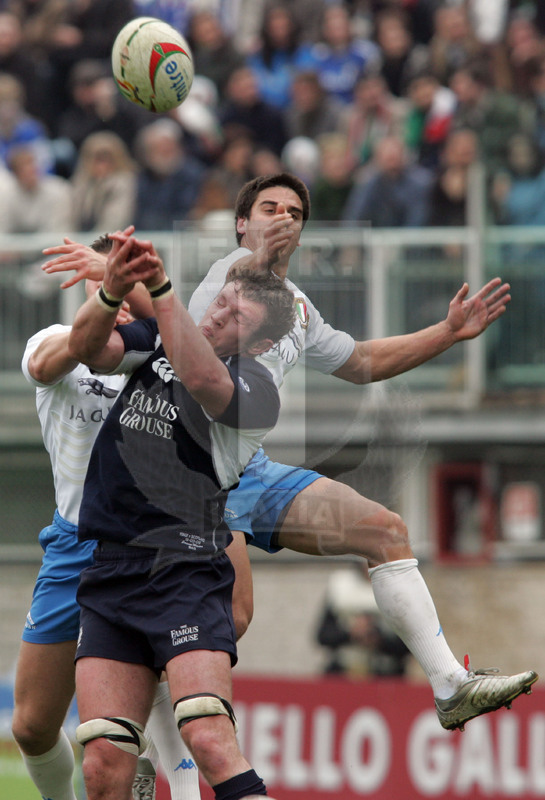Rbs Sei Nazioni 2006, Roma, stadio Flaminio 18/03/2006, Italia v Scozia, pallone alto conteso White e Nitoglia. Foto Daniele Resini/Fotosportit