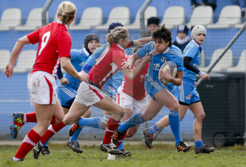 RBS 6 Nazioni Femminile 2013, Benevento, Campo Pace Vecchia, 24-02-2013, Italia v Galles. Manuela Furlan cerca il brek su i Elinor Snowsill.