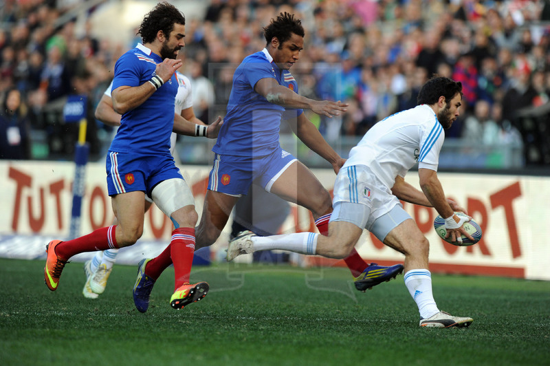 Luke McLean difende la palla dall\