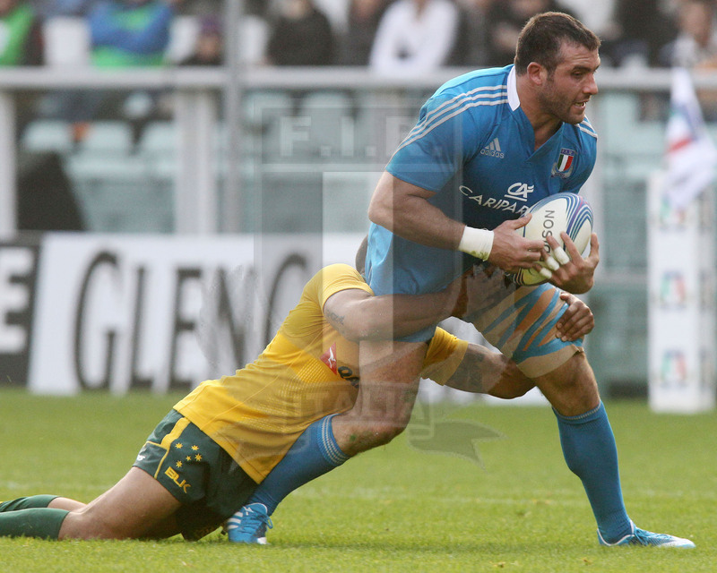 Cariparma test match 2013, Torino 9 novembre 2013, Italia v Australia, Robert Barbieri fermato da un placcaggio.
