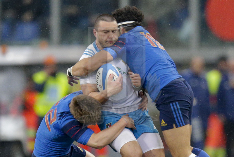 RBS 6 Nazioni 2015, Roma, Stadio Olimpico, 15-03-2015, Italia v Francia. Enrico Bacchin placcato duro da Jules Plisson (a sinistra) e Maxime Mermoz. Foto: Roberto Bregani/Fotosportit