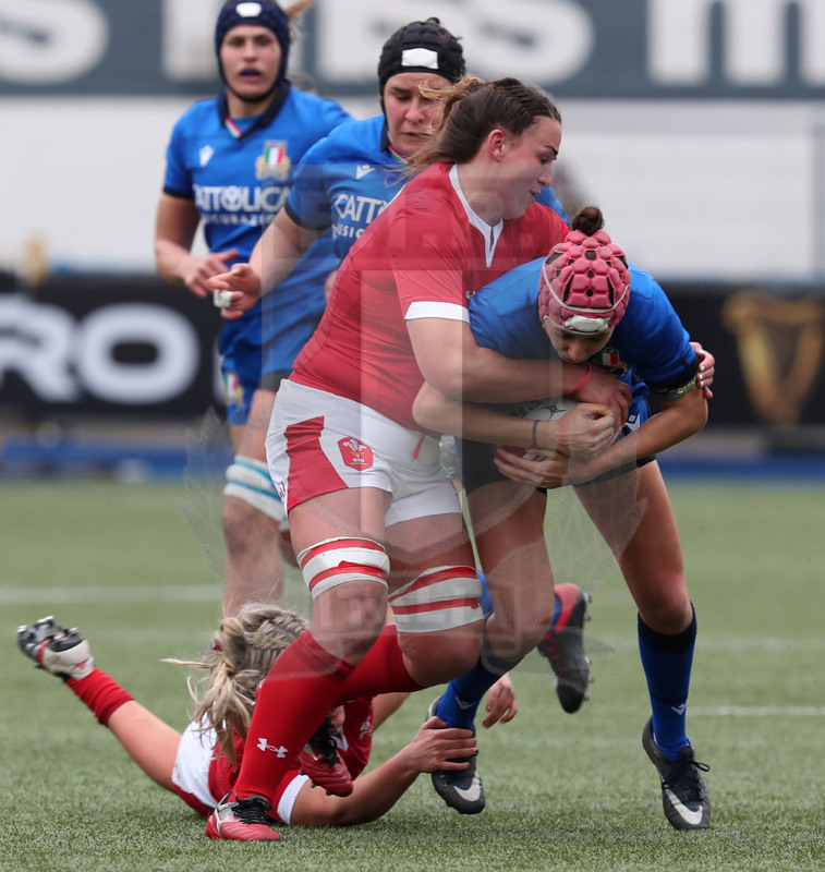 Guinness Sei Nazioni Donne 2020, Cardiff, Arms Park 02/02/2020 Galles Donne v Italia Donne, Vittoria Ostuni Minuzzi impegna due avversarie. Daniele Resini/Fotosportit