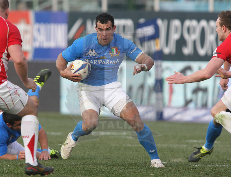 Rbs Sei Nazioni 2011, Roma, stadio Flaminio 26/02/2011, Italia v Galles, una finta di Gonzalo Canale. Daniele Resini/Fotosportit