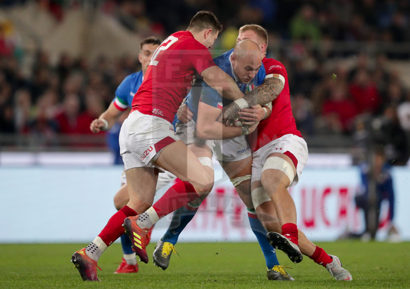 Guinness Sei Nazioni 2016, Round 2, Roma, Stadio Olimpico, 9/02/2019, Italia v Galles. Sergio Parisse lanciato contro Ross Moriarty e Owen Watkin. Foto Roberto Bregani/Fotosportit