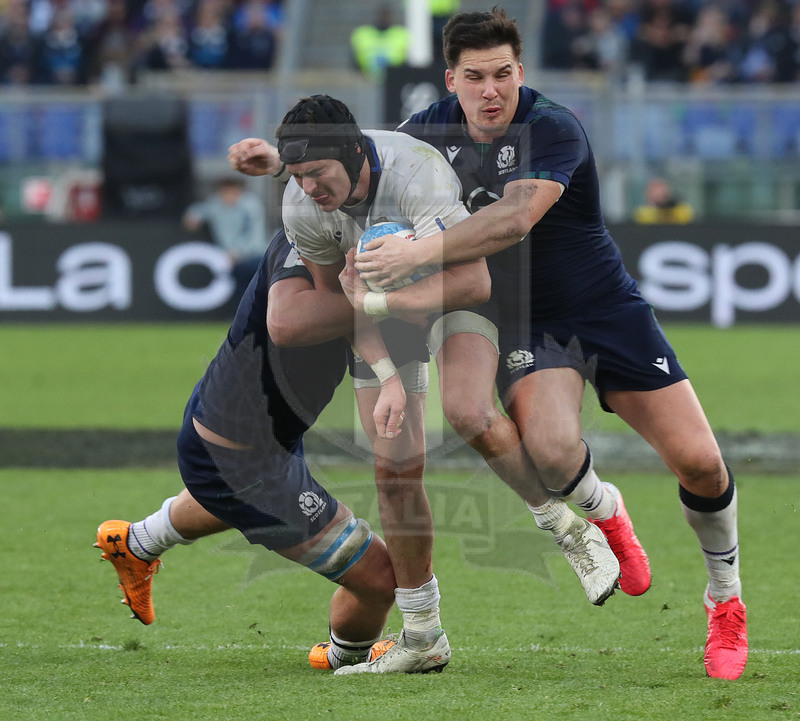 Guinness Sei Nazioni 2020, Round 3, Roma, Stadio Olimpico 22/02/2020, Italia v Scozia, Carlo Canna fermato con un placcaggio raddoppiato. Foto Daniele Resini/Fotosportit.