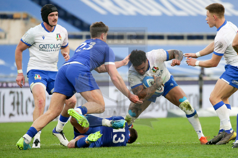 Guinness VI Nazioni 2021, Roma, Stadio Olimpico, 6/02/2021, Italia v Francia. Montanna Ioane attaccato da Damian Penaud. Foto Roberto Bregani/Fotosportit