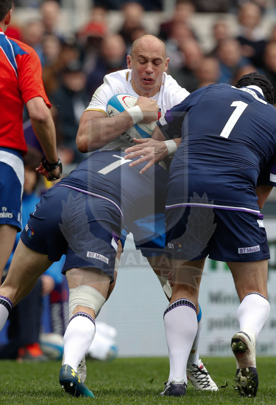 Natwest Sei Nazioni 2018, Roma, Stadio Olimpico, 17/03/2018, Italia v Scozia. Una carica di Sergio Parisse su Hamish Watson (s) e Gordon Reid. Foto: Roberto Bregani/Fotosportit
