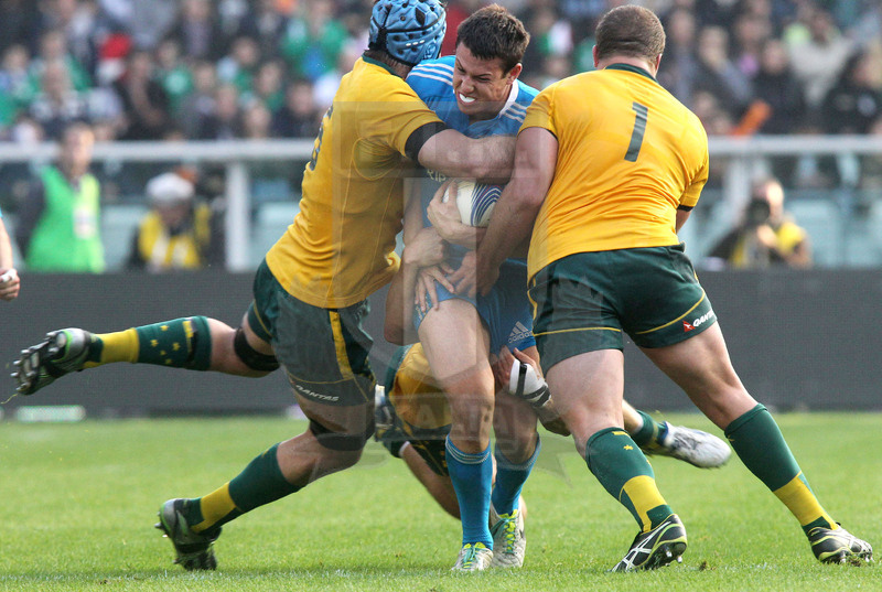 Cariparma test match 2013, Torino 9 novembre 2013, Italia v Australia, Morisi fermato da tre australiani.