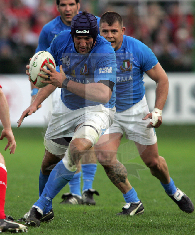Sei Nazioni 2007, Roma, stadio Flaminio 10/03/2007, Italia v Galles, Santiago Dellapè con Lo Cicero in sostegno. Foto Daniele Resini/Fotosportit