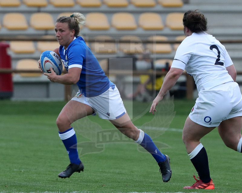 Sei Nazioni Donne 2021, Parma, stadio Lanfranchi 10/04/2021, Italia v Inghilterra, una corsa di Veronica Madia su Amy Cokayn. foto Daniele Resini/Fotosportit