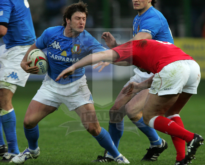 Sei Nazioni 2007, Roma, stadio Flaminio 10/03/2007, Italia v Galles, Ramiro Pez difende palla da Popham. Foto Daniele Resini/Fotosportit