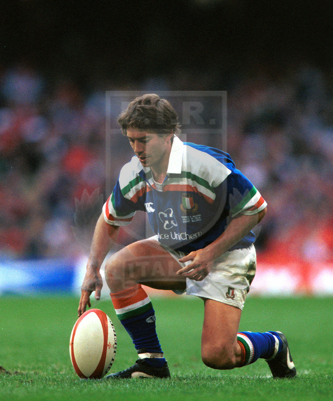 Lloyds TSB Sei Nazioni 2000, Round 2, Cardiff, Millennium Stadium 19/02/2000, Galles v Italia, Diego Dominguez al piazzato. Foto Daniele Resini/Fotosportit