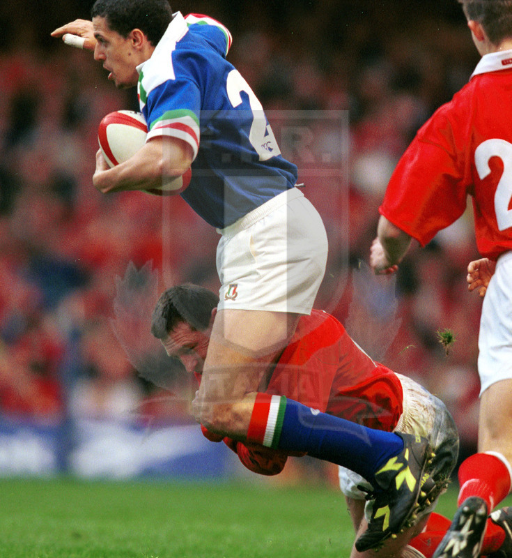 Lloyds TSB Sei Nazioni 2000, Round 2, Cardiff, Millennium Stadium 19/02/2000, Galles v Italia, Marco Francesio placcato. Foto Daniele Resini/Fotosportit